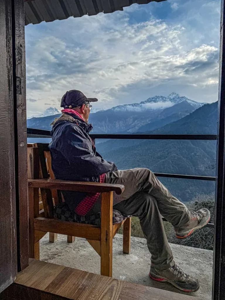TREKKERS-ENJOING-THE-VIEW-DURING-TREKING-IN-NEPAL