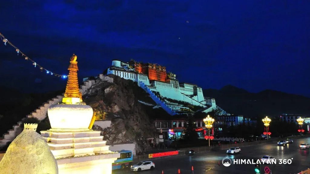 Night view of Potala palace