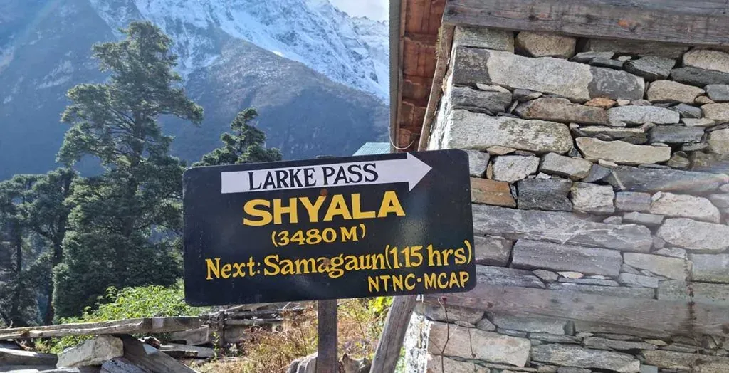larke pass sign board