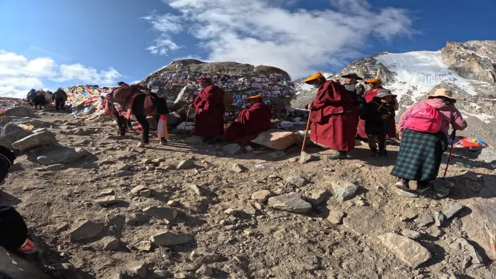 pilgrims walking the mount kailash kora